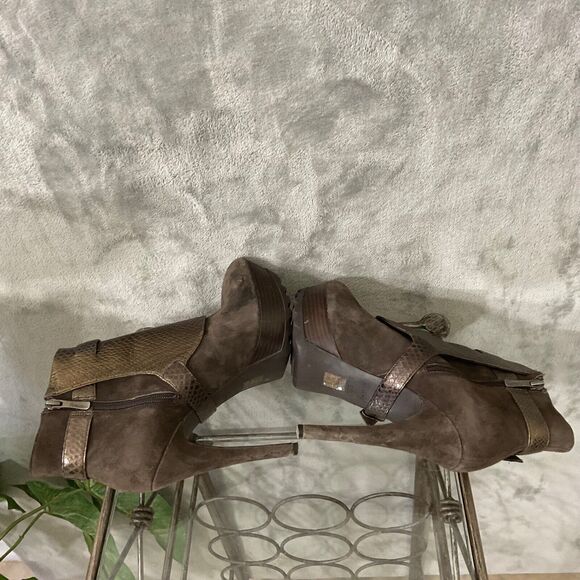 GUESS BY MARCIANO BROWN SUEDE snake print BUCKLED ZIP stacked Booties women’s 9M - Picture 5 of 10